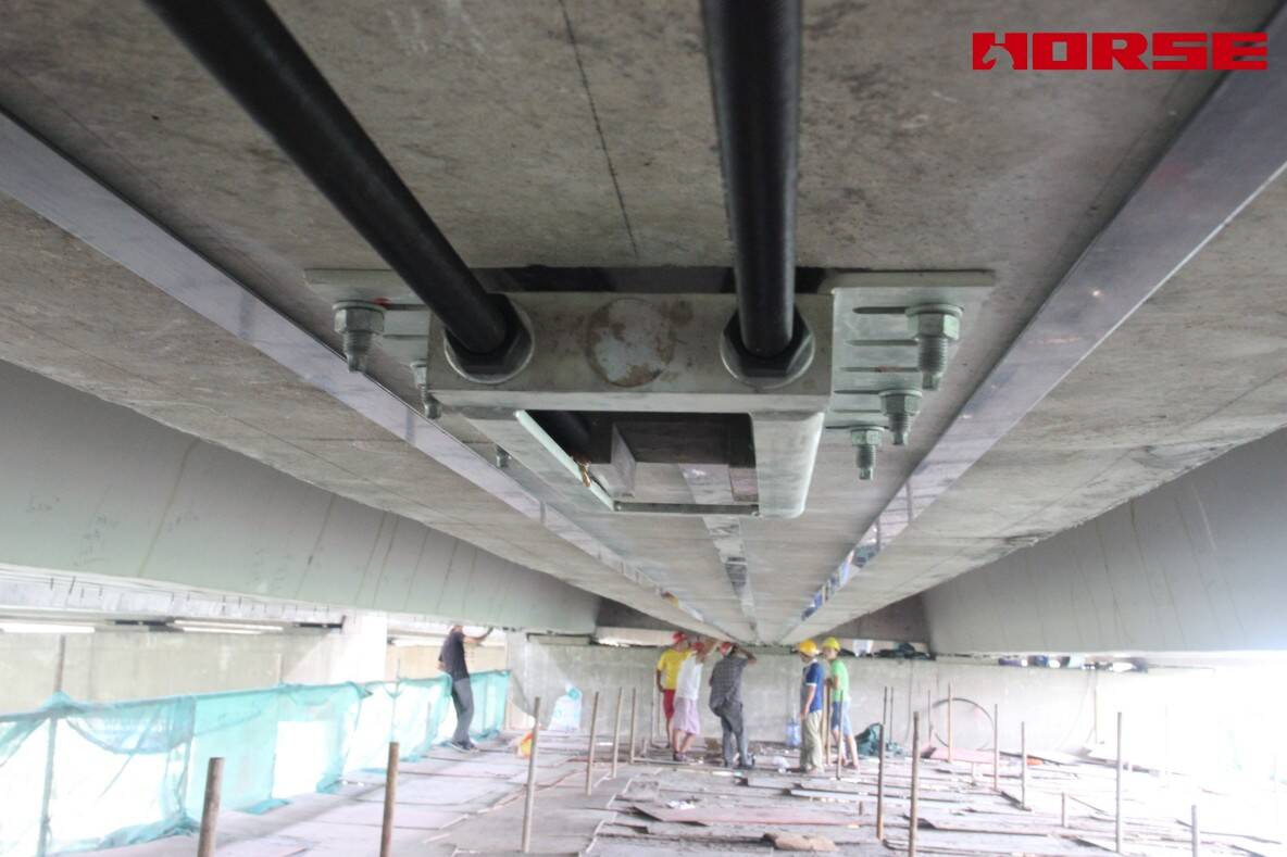 Pre-stress Carbon Fiber Laminates "Lock" Concrete Cracks Pre-stress Carbon Fiber Laminates "Lock" Concrete Cracks